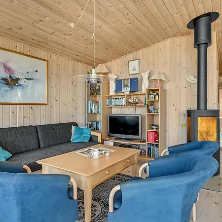 Pet Friendly In With Kitchen *