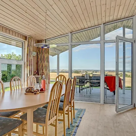 Pet Friendly In With Kitchen *